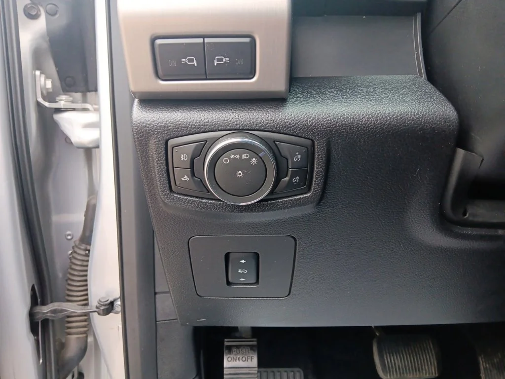 Used 2015 Ingot Silver Ford Platinum image 17
