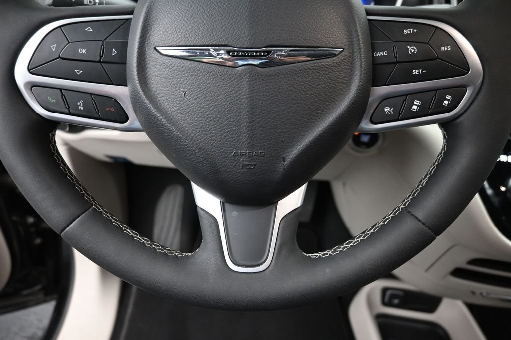 Used 2024 Black Chrysler Touring L image 19