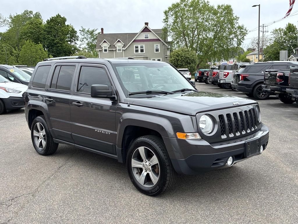 Used 2017 Gray Jeep Latitude image 3