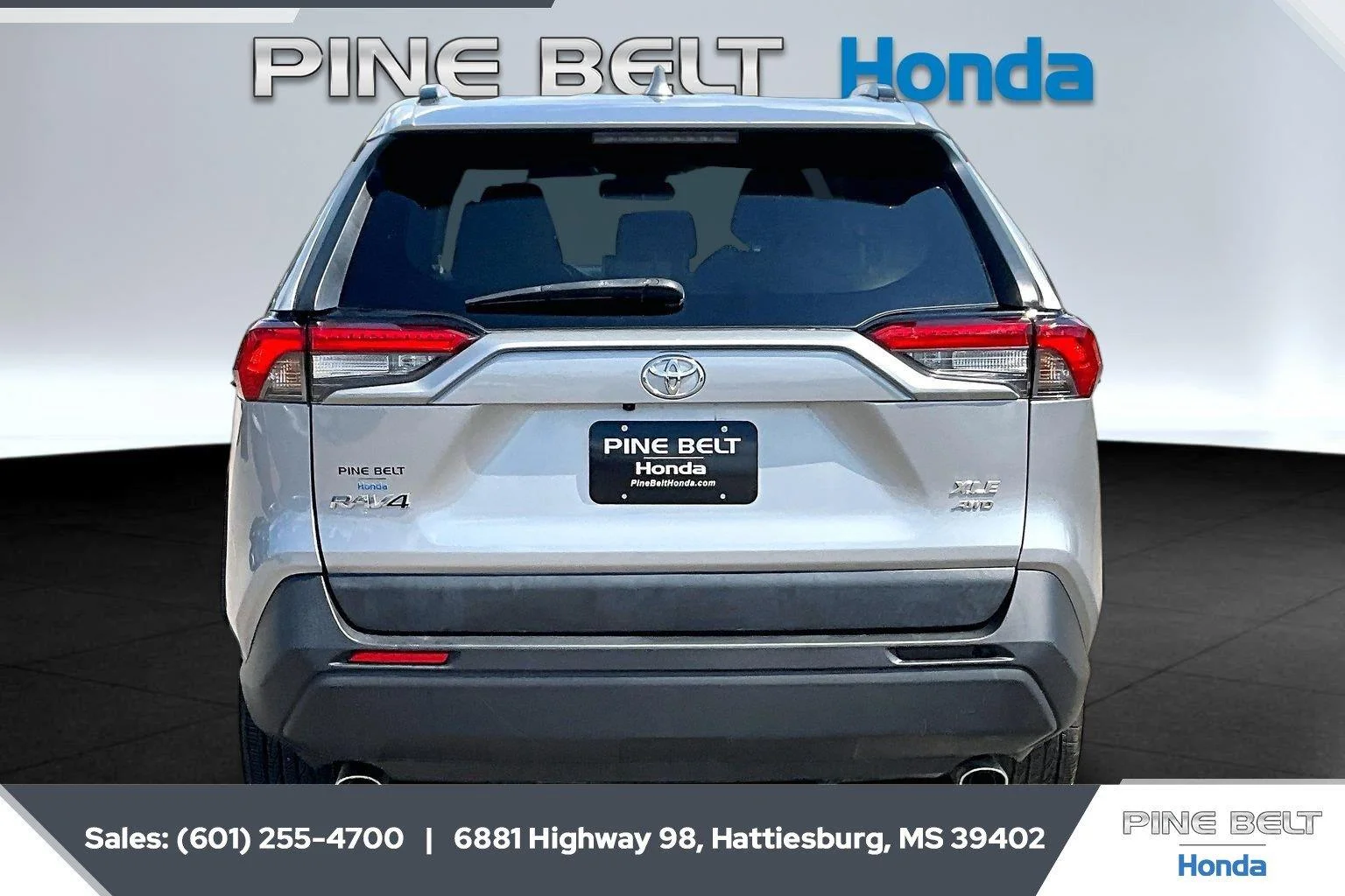 Used 2025 Silver Sky Metallic Toyota XLE image 4