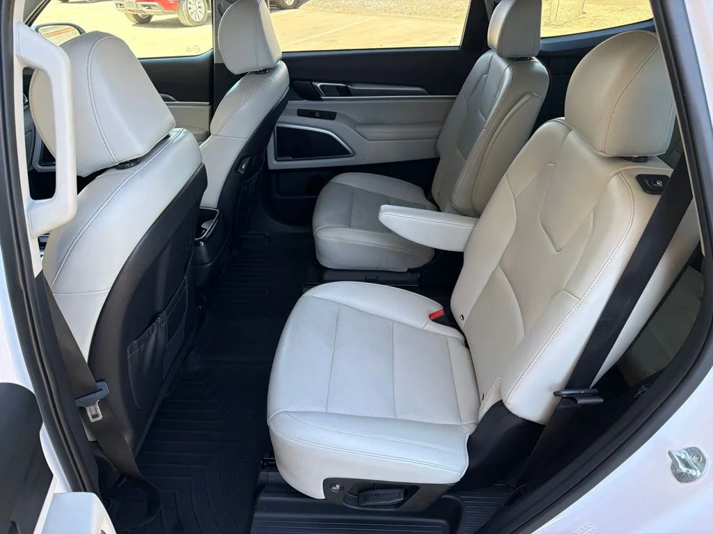 Used 2022 White Kia S image 22