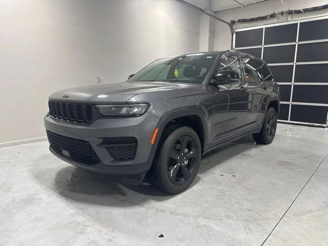 Used 2024 Gray Jeep Altitude X image 2