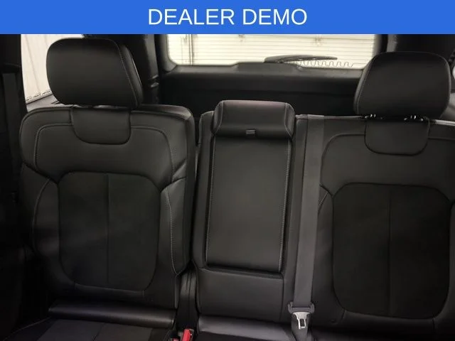 New 2026 Diamond Black Crystal Pearl-Coat Exterior Paint Jeep Altitude image 26