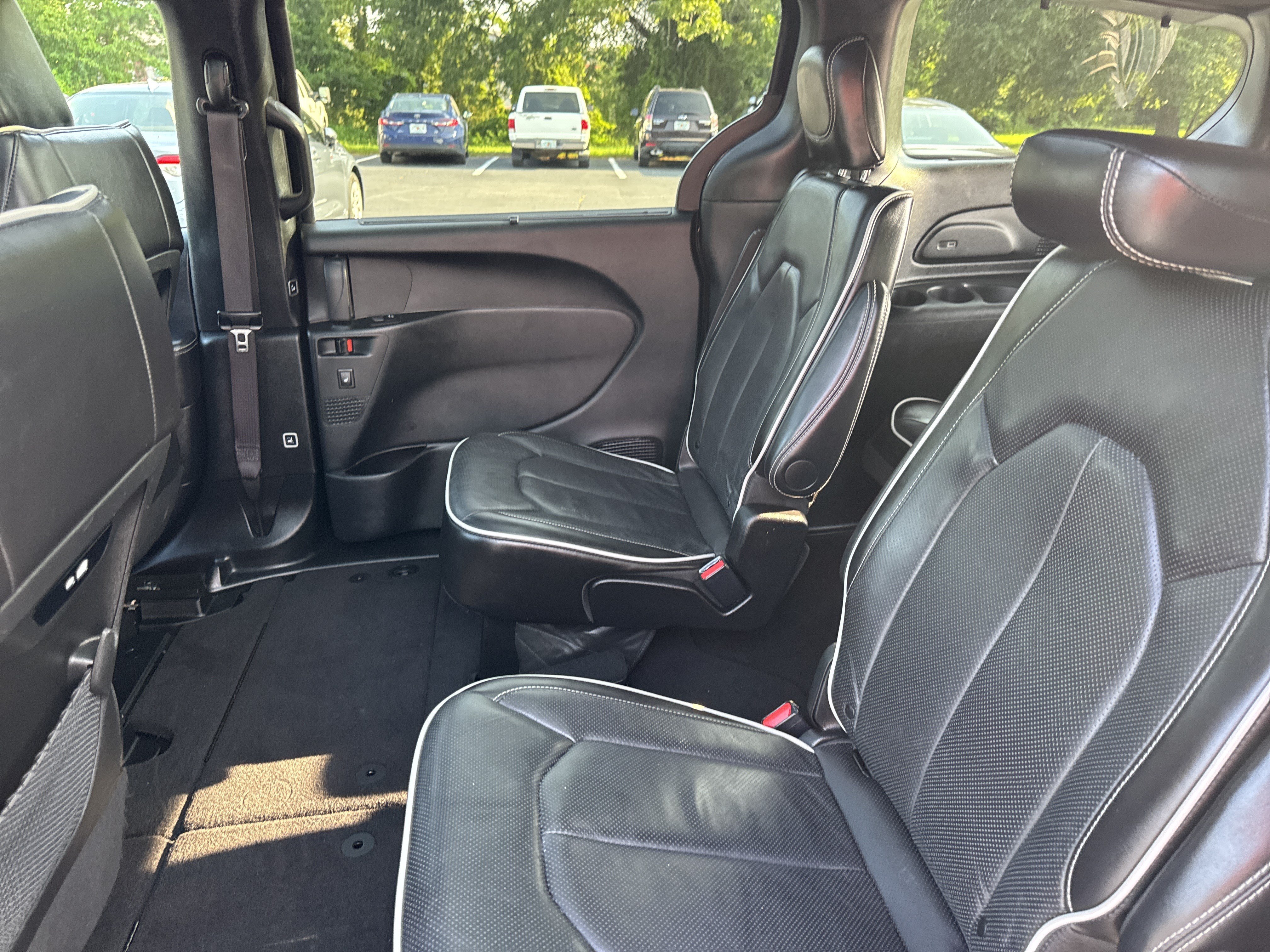 Used 2025 Diamond Black Crystal Pearlcoat Chrysler Limited image 25