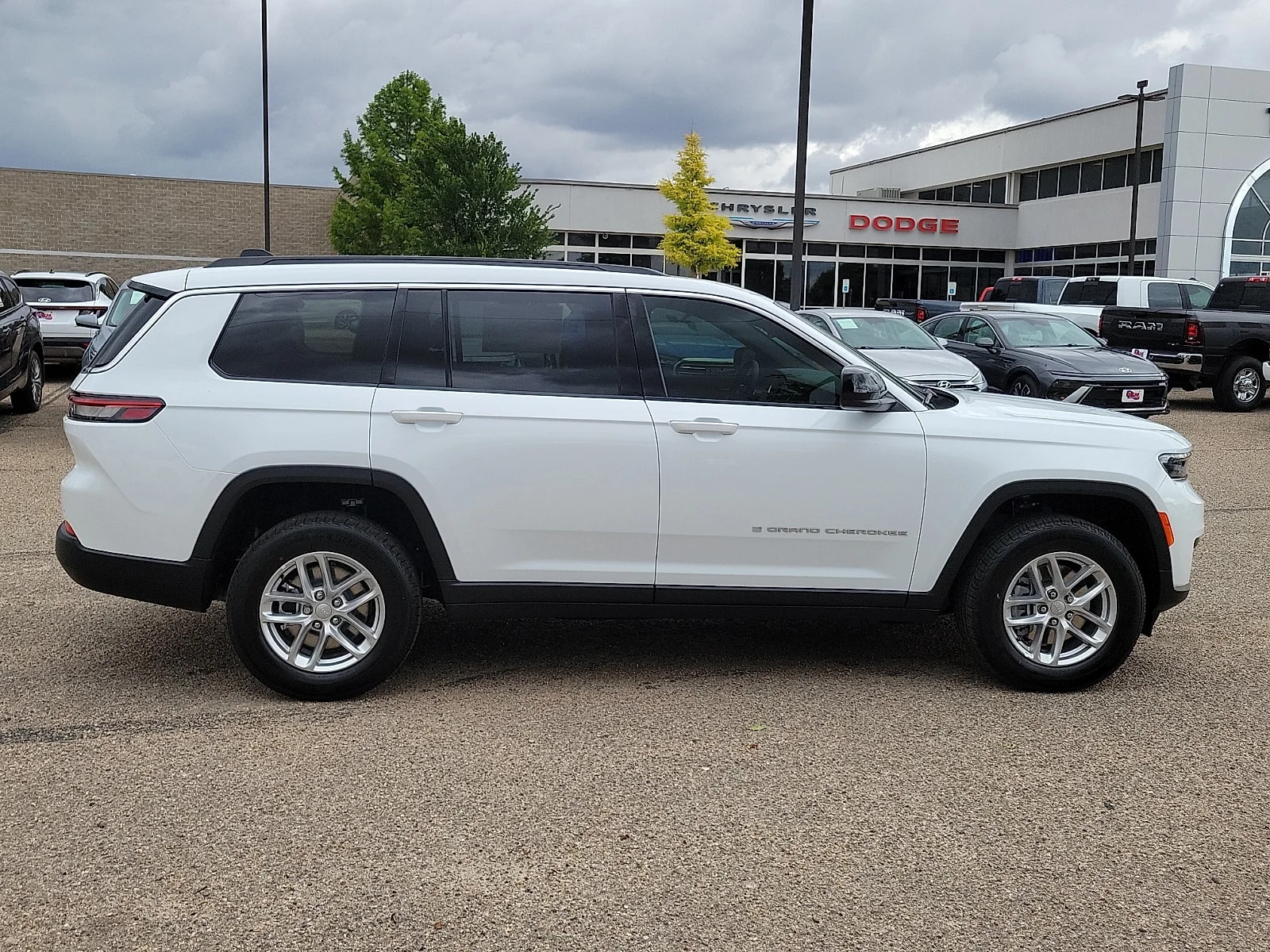 New 2026 PW7 Bright Whit Jeep L LAREDO 4X4 image 5