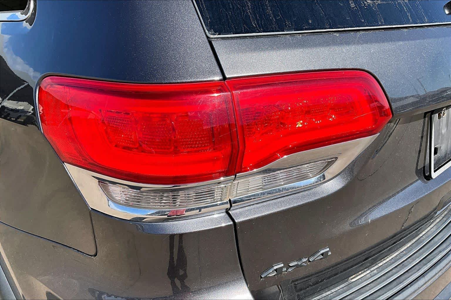 Used 2015 Granite Crystal Metallic Clearcoat Jeep Laredo image 27