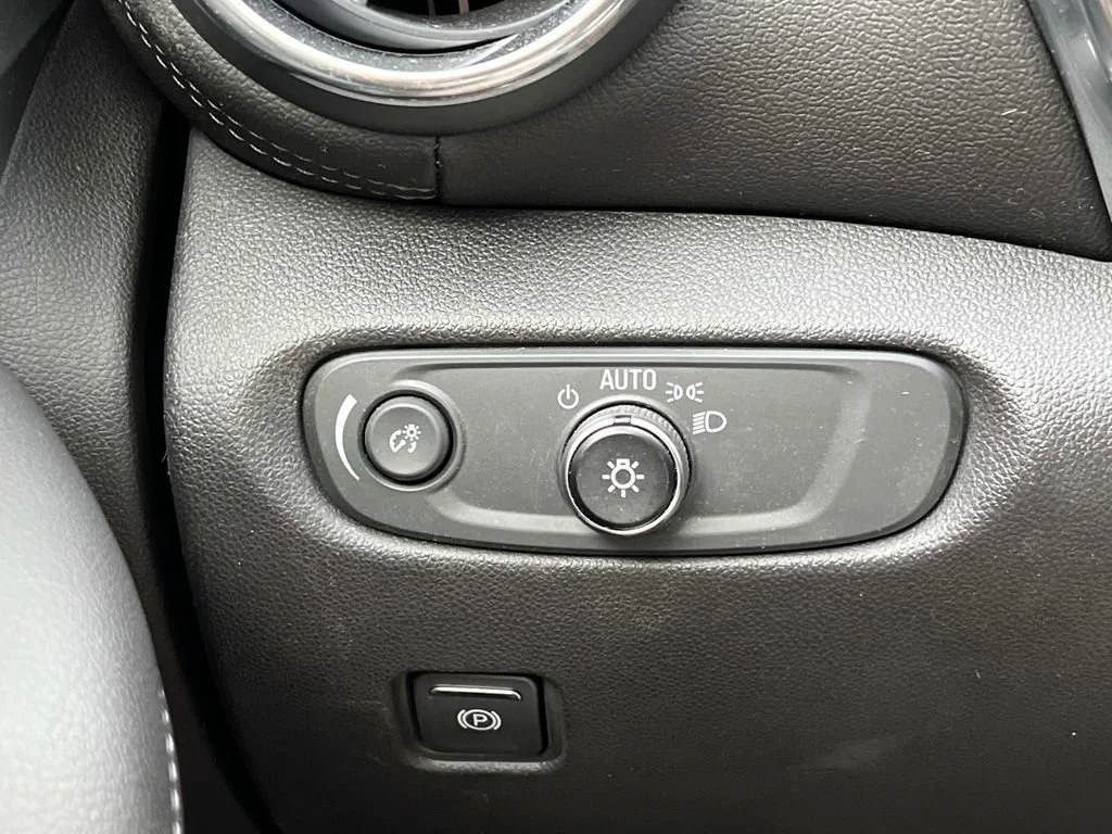 Used 2020 SILVER ICE METALLIC Chevrolet LT image 22