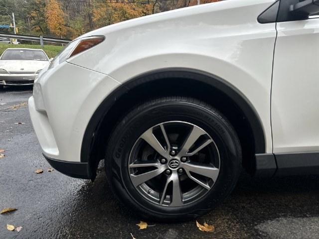Used 2018 White Toyota XLE image 28