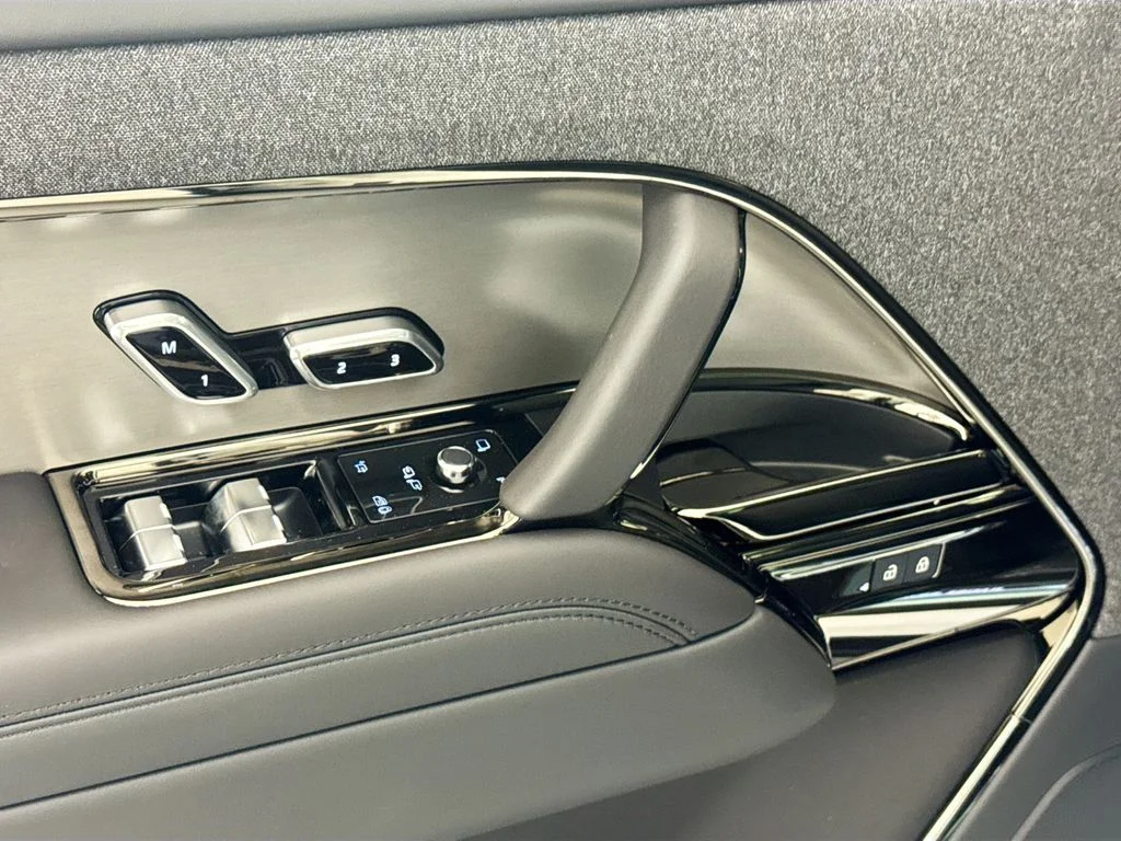 New 2026 Fuji White Land Rover SE image 17