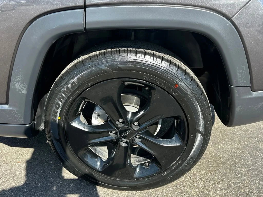 Used 2019 Gray Jeep Latitude image 10