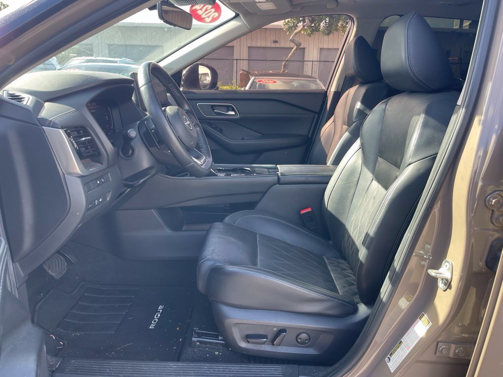 Used 2024 Black Nissan Platinum image 4