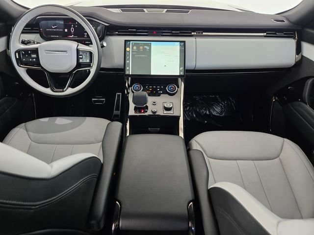 Used 2023 Gray Land Rover SE Dynamic image 4