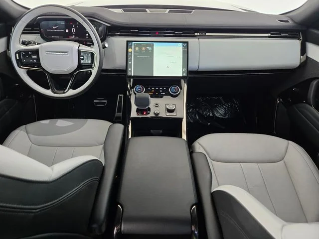 Used 2023 Gray Land Rover SE Dynamic image 4