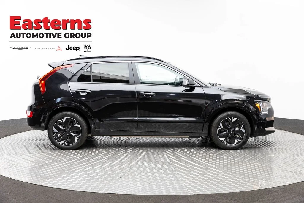 Used 2024 Black Kia Wind image 4
