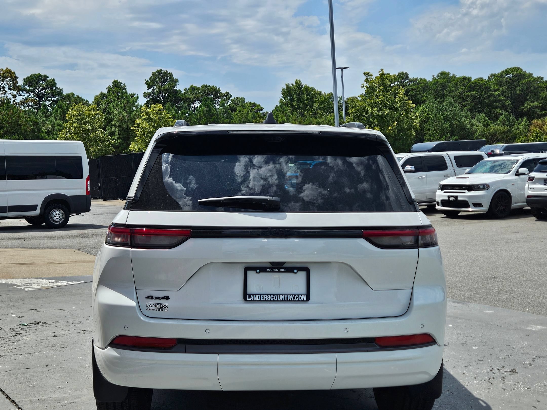 New 2026 Bright White Clear-Coat Exterior Paint Jeep Limited Reserve image 6