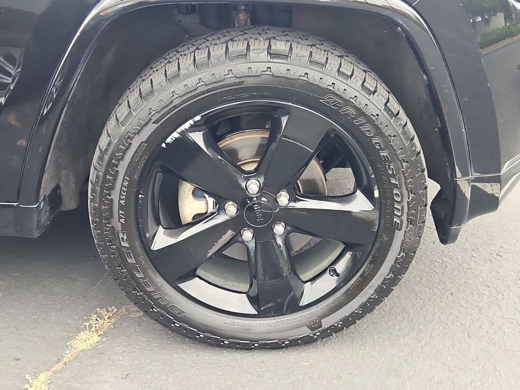 Used 2015 Brilliant Black Crystal Pearlcoat Jeep Altitude image 30