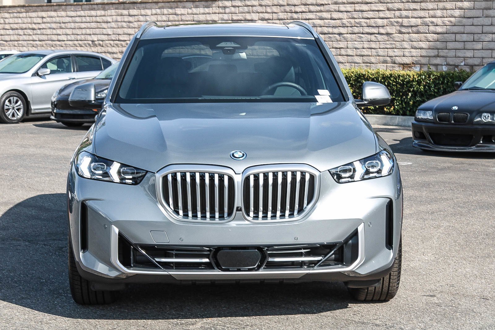 New 2026 Skyscraper Grey Metallic BMW xDrive50e image 2