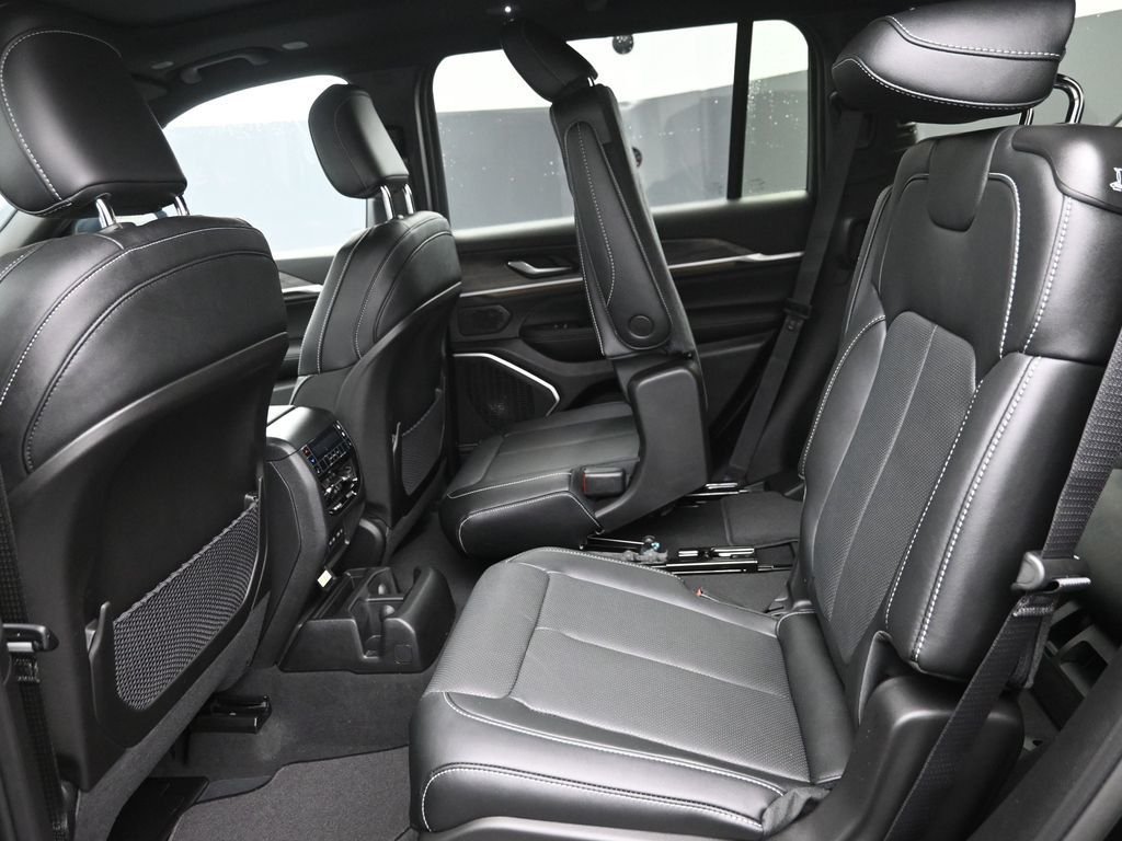 New 2026 Diamond Black Crystal Pearl-Coat Exterior Paint Jeep Limited Reserve image 14