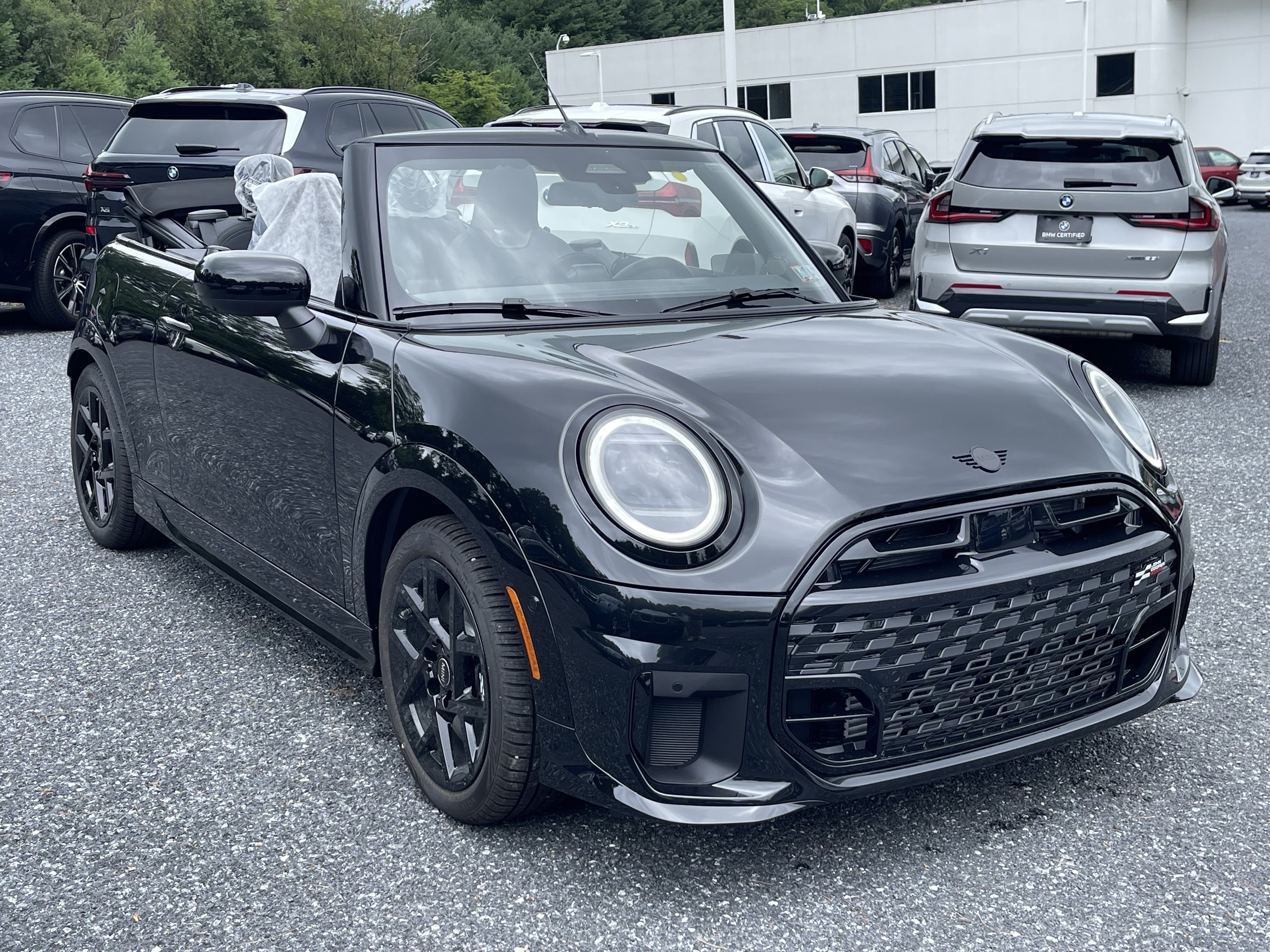New 2026 Midnight Black II Metallic MINI Iconic image 3