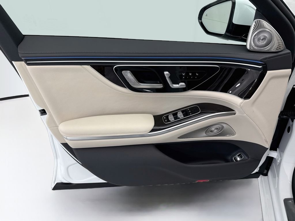 New 2027 MANUFAKTUR Moonlight White Metallic Mercedes-Benz S 500 image 23