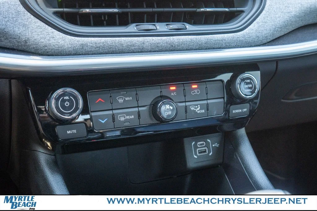 Used 2025 Diamond Black Crystal Pearlcoat Jeep Latitude image 22