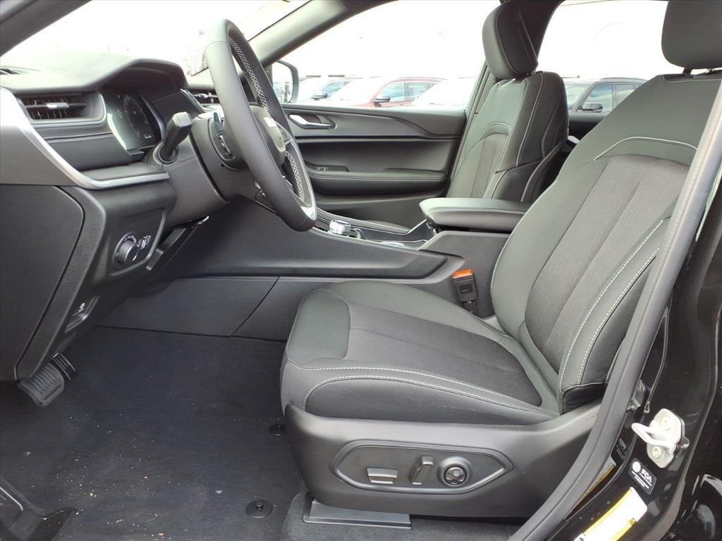 Used 2025 Diamond Black Crystal Pearlcoat Jeep Laredo image 3
