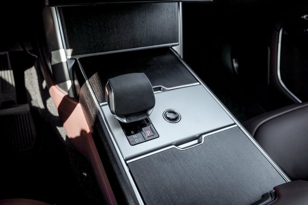 New 2026 Ostuni Pearl White Land Rover SE image 14