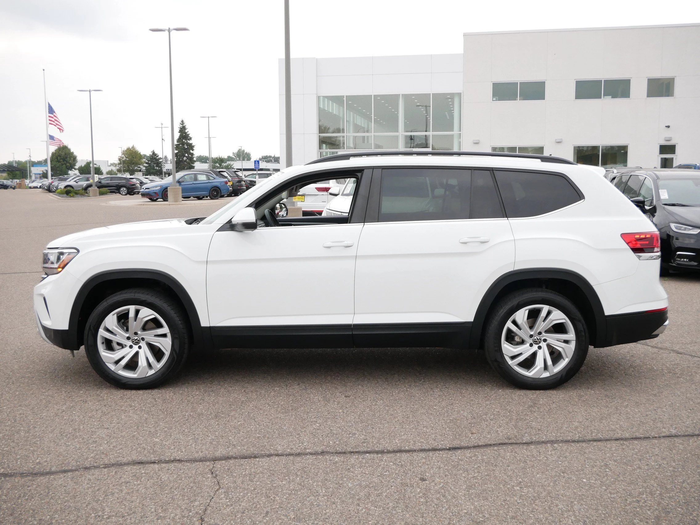 Used 2023 Pure White Volkswagen 3.6L V6 SE w/Technology image 4