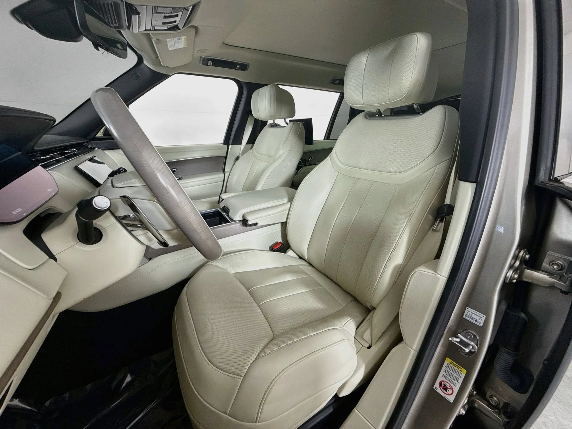 Used 2024 Batumi Gold Premium Metallic Land Rover Autobiography image 9