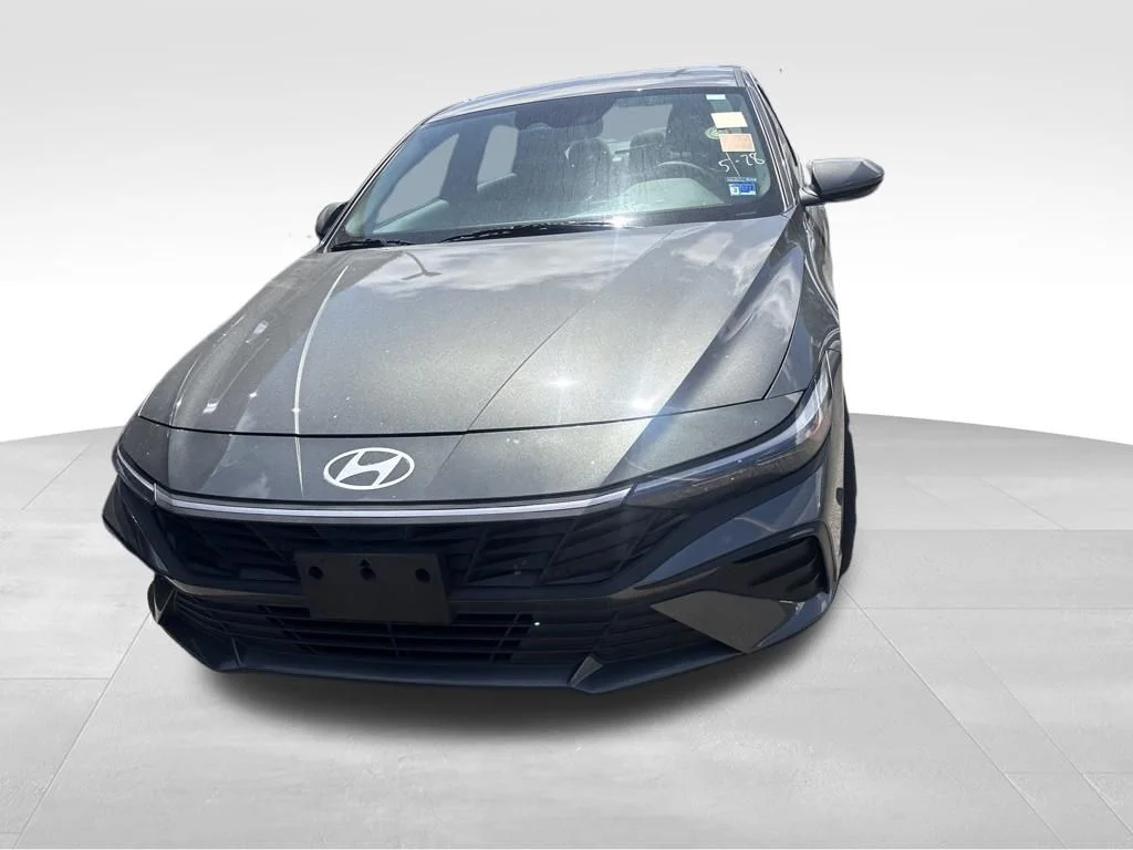 Used 2025 Gray Hyundai SE image 5