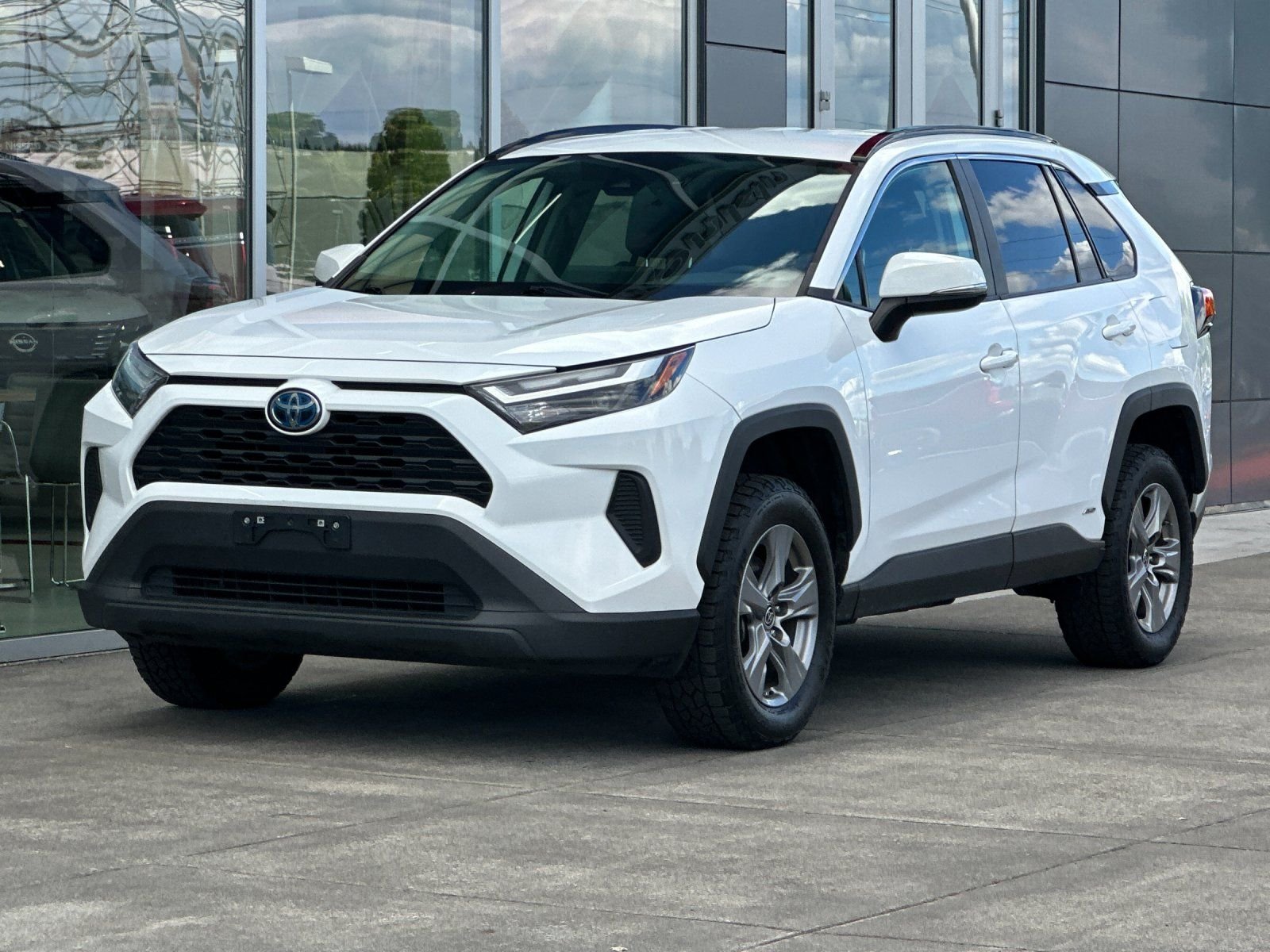 Used 2023 Ice Toyota LE image 7