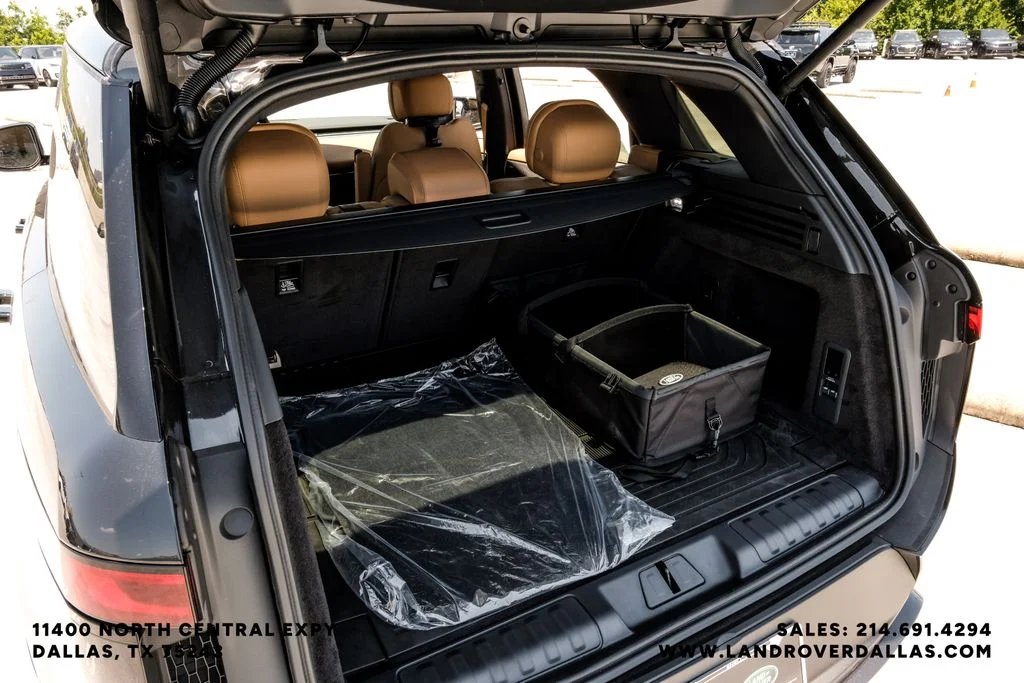 New 2026 Santorini Black Metallic Land Rover SE image 51
