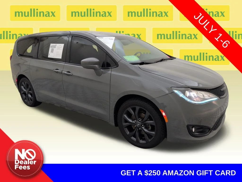2020 Chrysler Pacifica Touring's photo