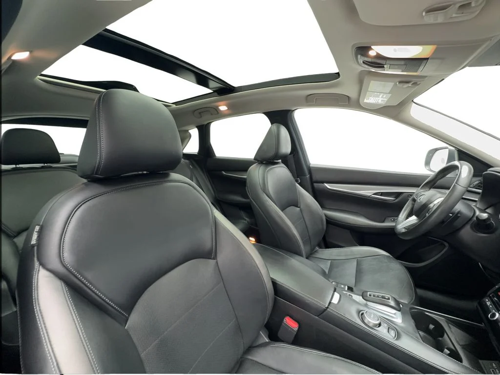 Used 2023 White INFINITI LUXE image 30
