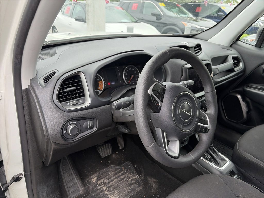 Used 2023 White Jeep Latitude image 13