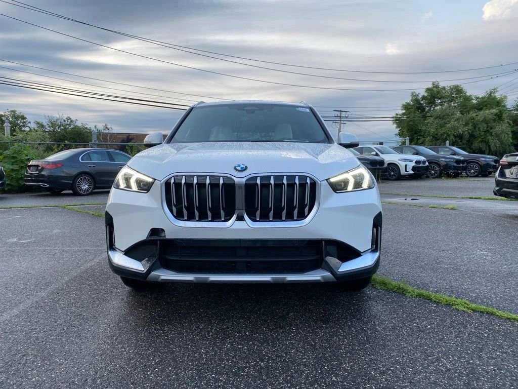 New 2026 Mineral White Metallic BMW xDrive28i image 2