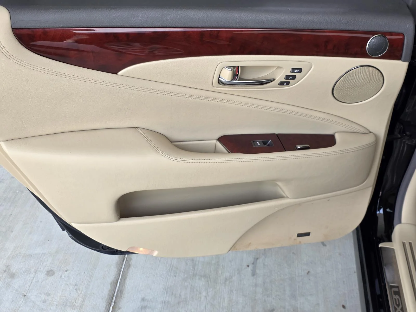 Used 2008  Lexus 460 L image 34