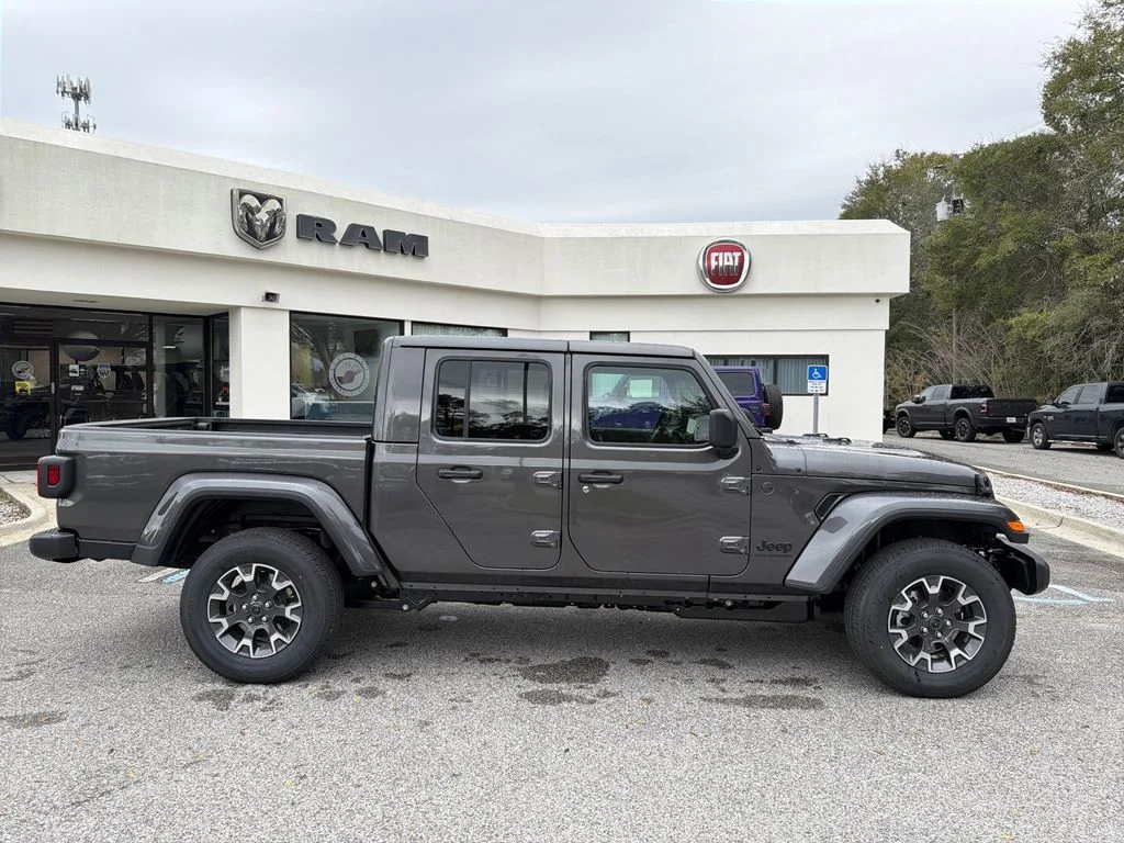 New 2026 Granite Crystal Metallic Clear-Coat Exterior Paint Jeep Sahara image 3