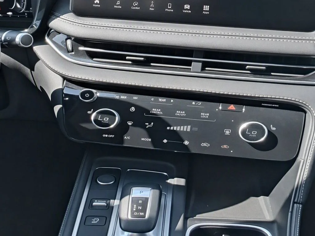 Used 2024 Silver INFINITI LUXE image 19