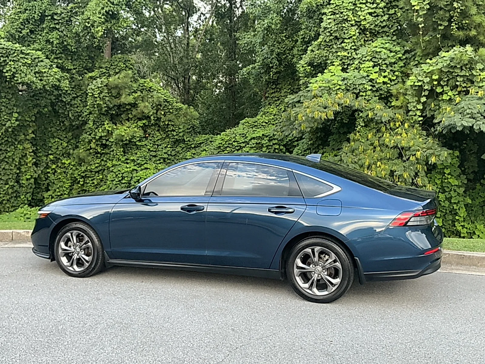 Used 2024 Canyon River Blue Metallic Honda EX image 3