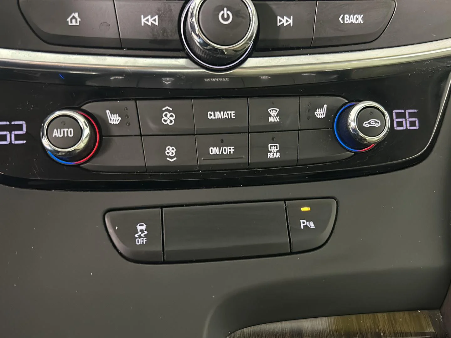 Used 2017 White Frost Tricoat Buick Essence image 18
