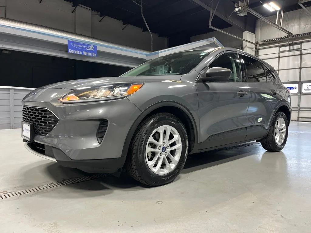 Used 2022 Gray Metallic Ford SE image 3