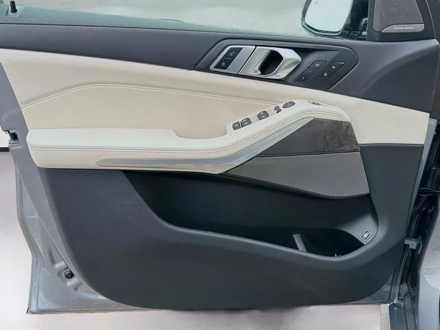New 2026 Skyscraper Grey Metallic BMW xDrive50e image 22