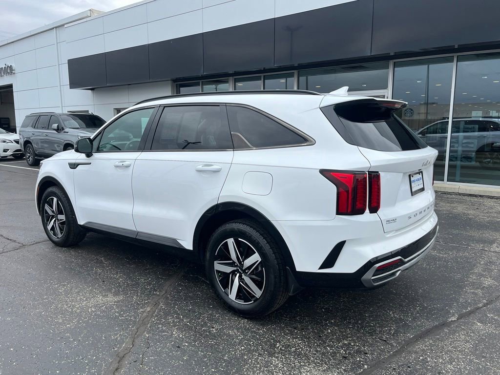 Used 2022 White Kia S image 3