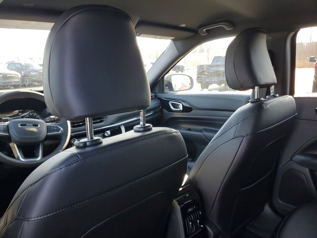 New 2026 Diamond Black Crystal Pearlcoat Jeep Latitude image 9