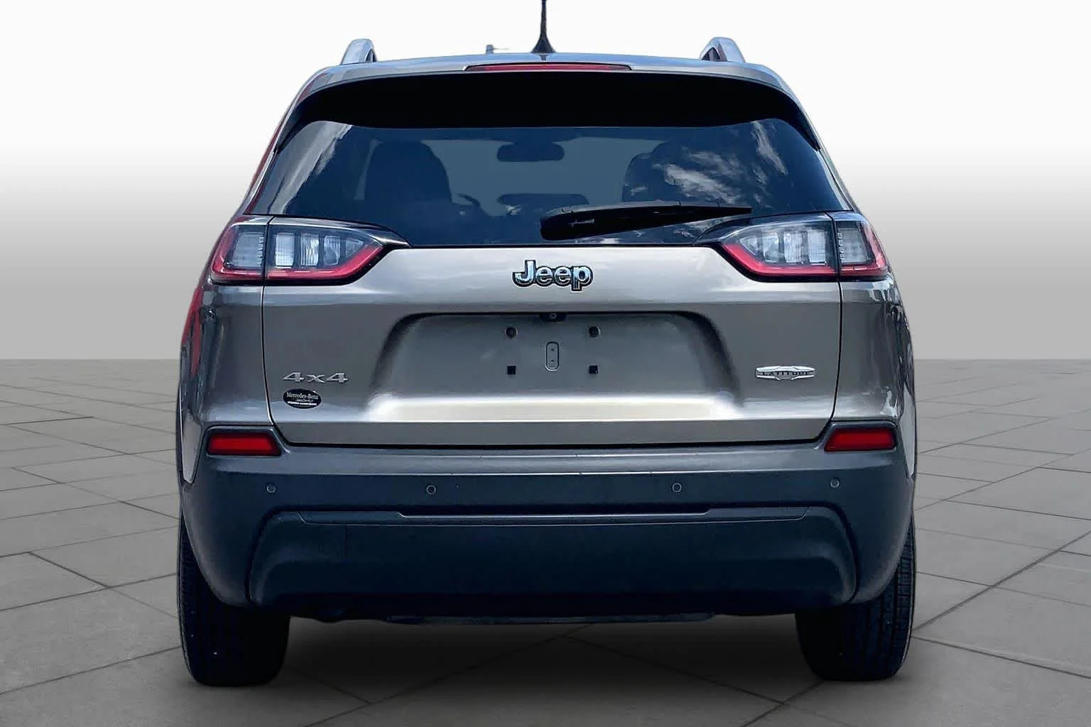 Used 2019 Light Brownstone Pearlcoat Jeep Latitude Plus image 5