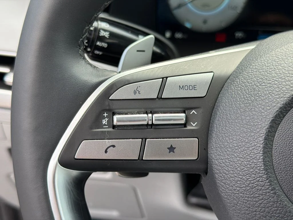 Used 2025 Silver Hyundai SEL Premium image 25
