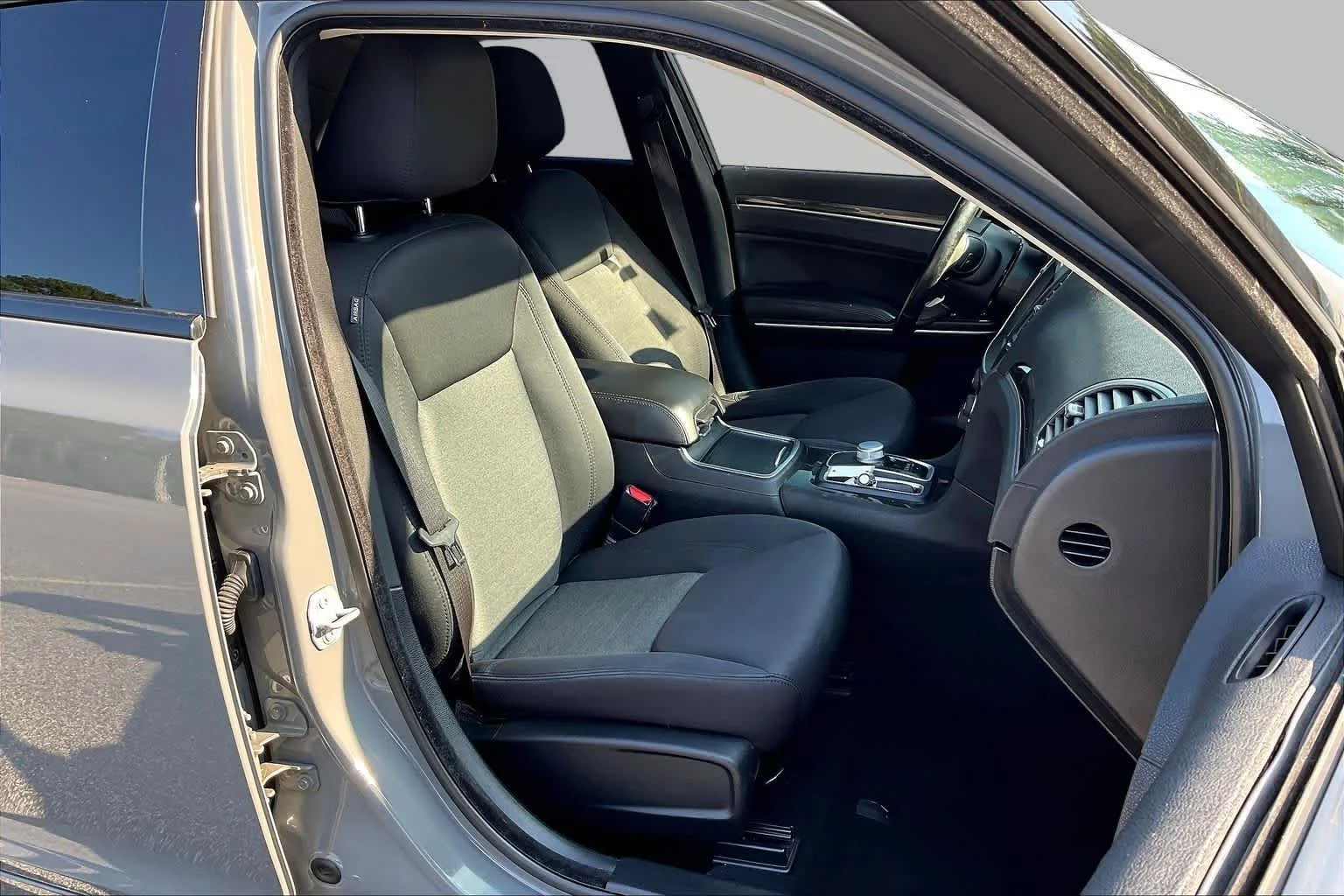 Used 2019 Ceramic Grey Clearcoat Chrysler Touring image 9