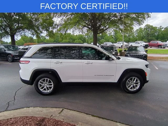 Used 2025 White/off-white Jeep Laredo X image 6