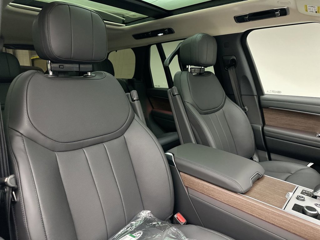 New 2027 Santorini Black Land Rover SE image 6